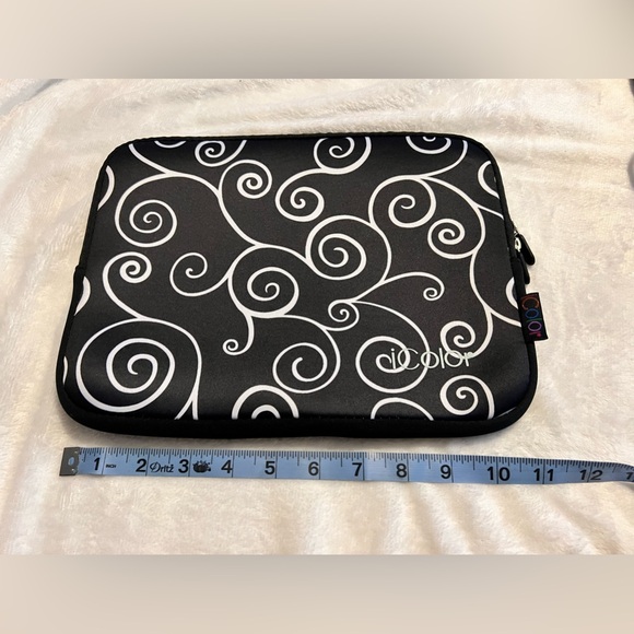 Icolor 8x10 inch black & white print neoprene tablet/laptop case - Picture 2 of 7